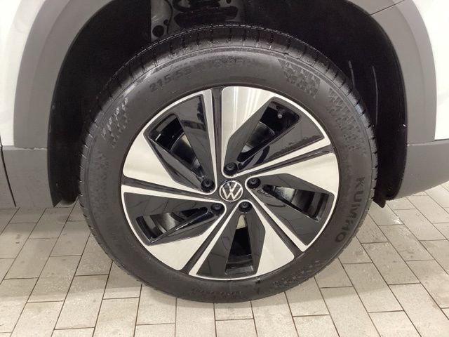 Certified 2025 Volkswagen Taos SE image 30