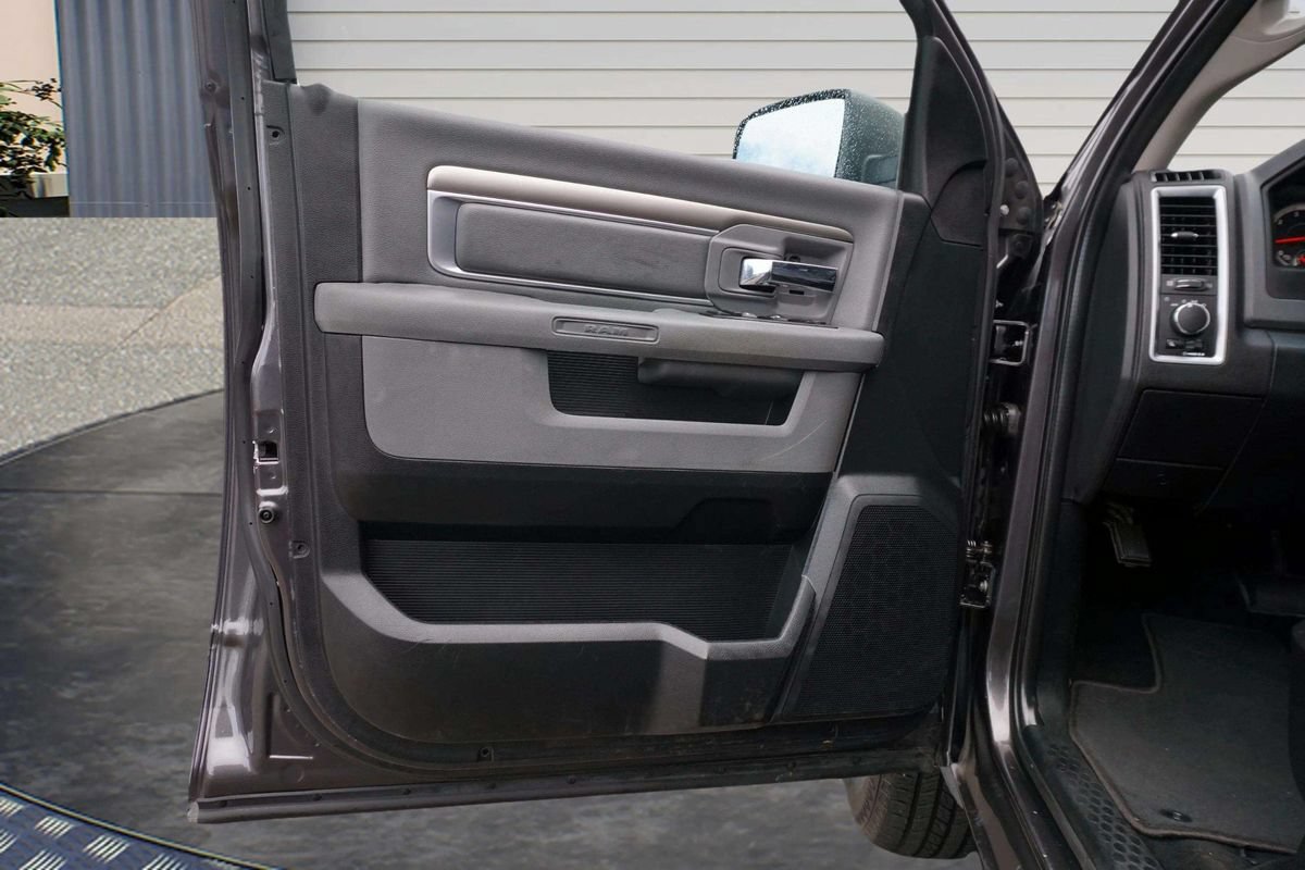 Used 2017 RAM 1500 Classic SLT AWD/4WD image 13
