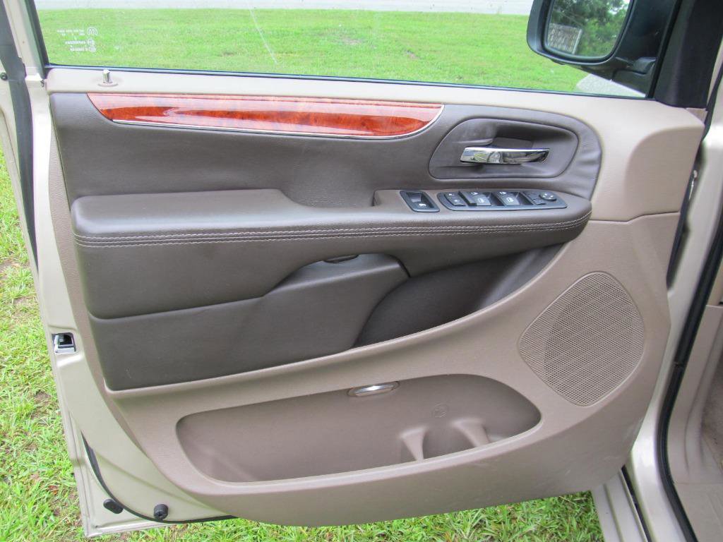 Used 2016 Chrysler Town & Country Touring-L image 24