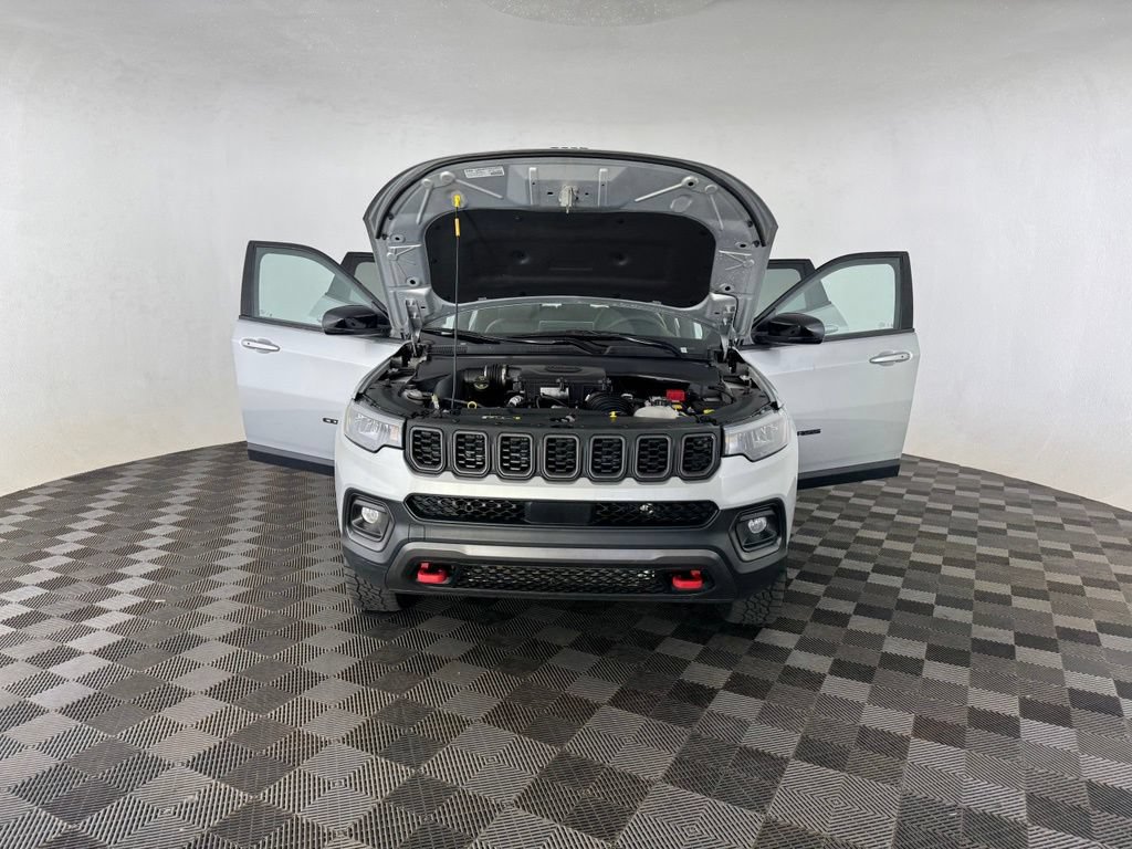 Used 2025 Jeep Compass Trailhawk AWD/4WD image 10