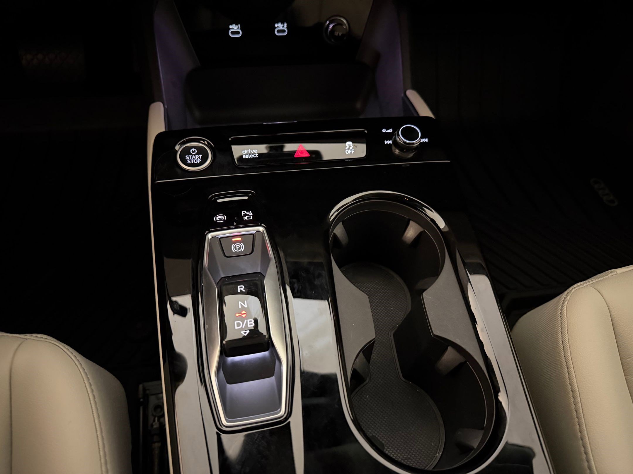 Certified 2025 Audi Q6 e-tron Premium w/ Convenience Package image 18