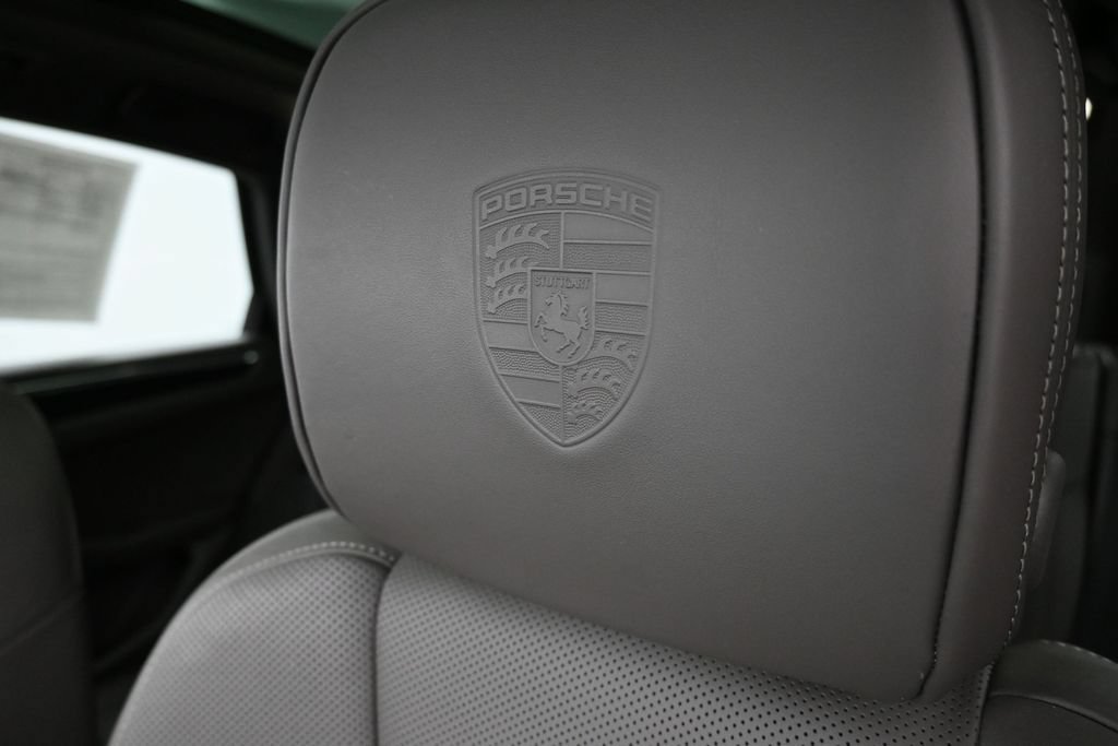 Certified 2025 Porsche Macan AWD/4WD image 11