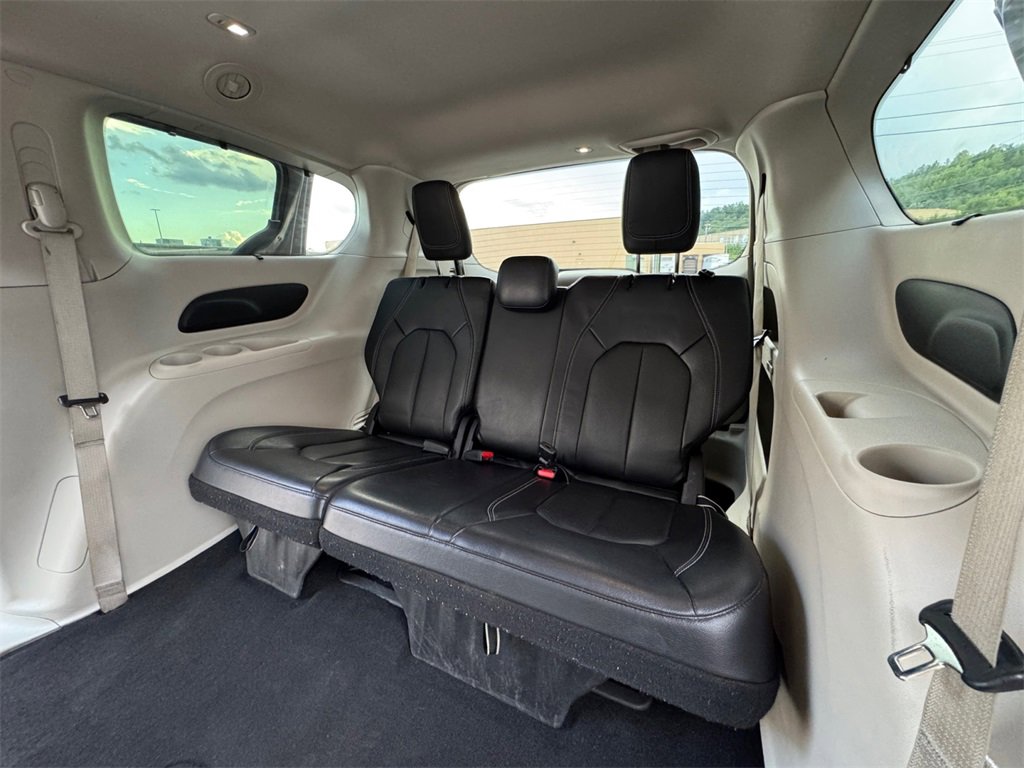 Used 2022 Chrysler Pacifica Touring-L image 32
