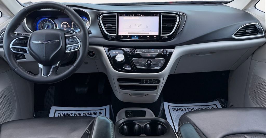Used 2023 Chrysler Pacifica Touring-L FWD image 16
