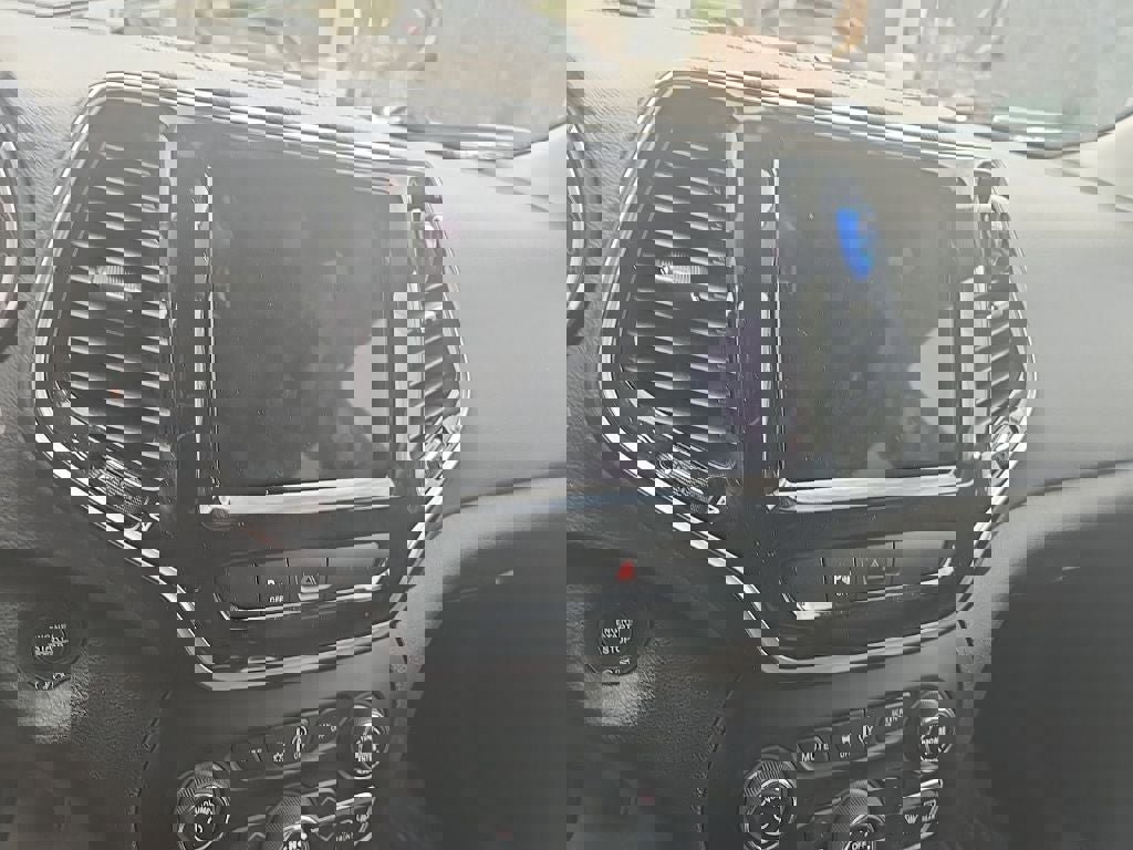 Used 2019 Jeep Cherokee Limited image 5