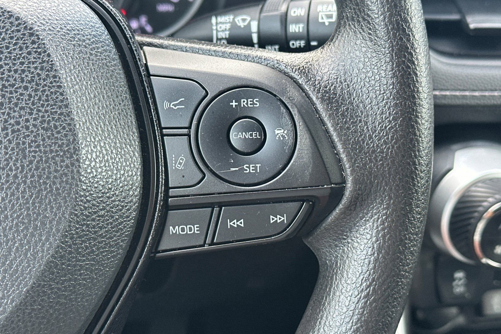 Used 2022 Toyota RAV4 XLE image 28