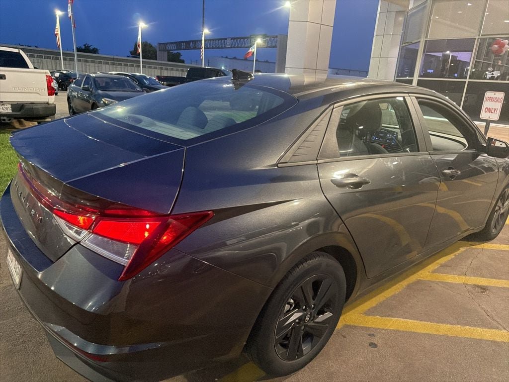 Used 2023 Hyundai Elantra SEL FWD image 2