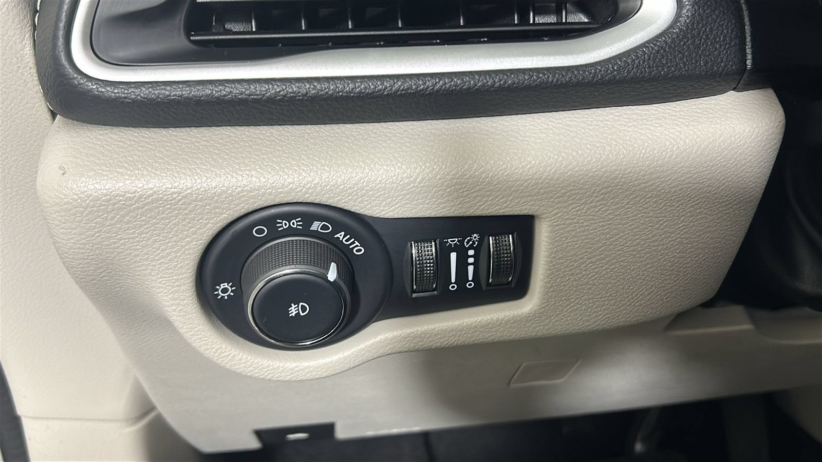 Used 2024 Chrysler Pacifica Limited FWD image 22