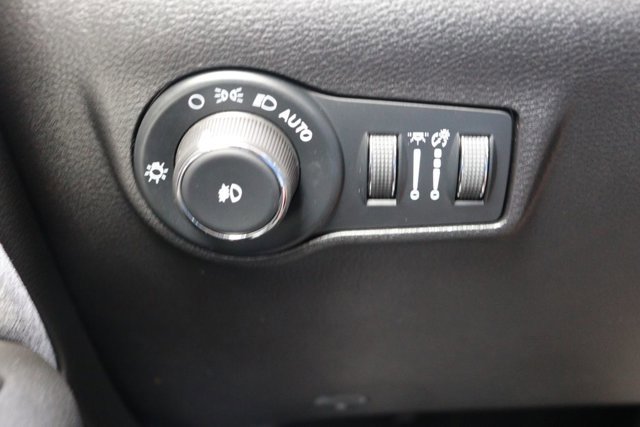 Used 2025 Jeep Compass Latitude image 24