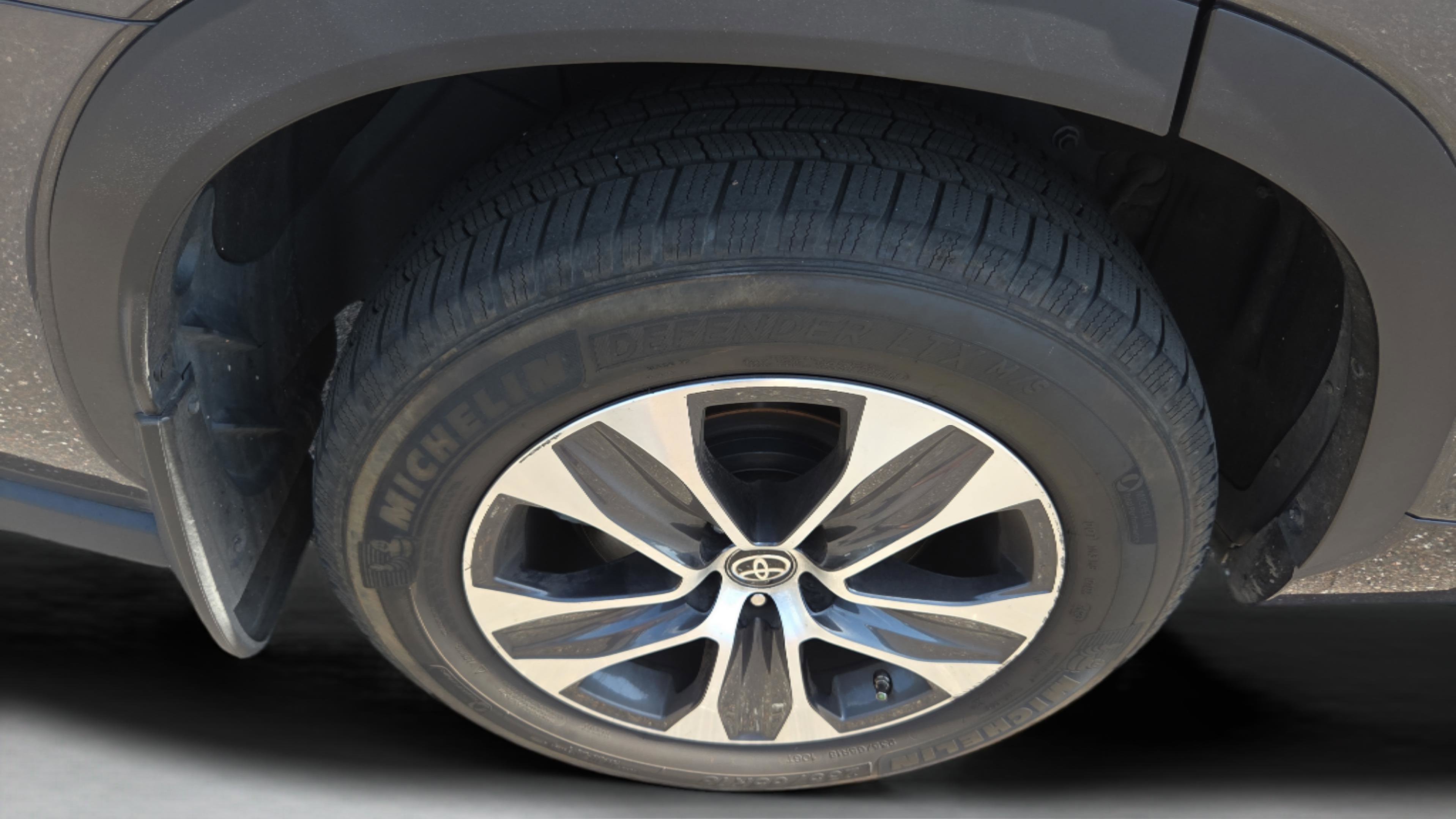 Used 2020 Toyota Highlander XLE image 37