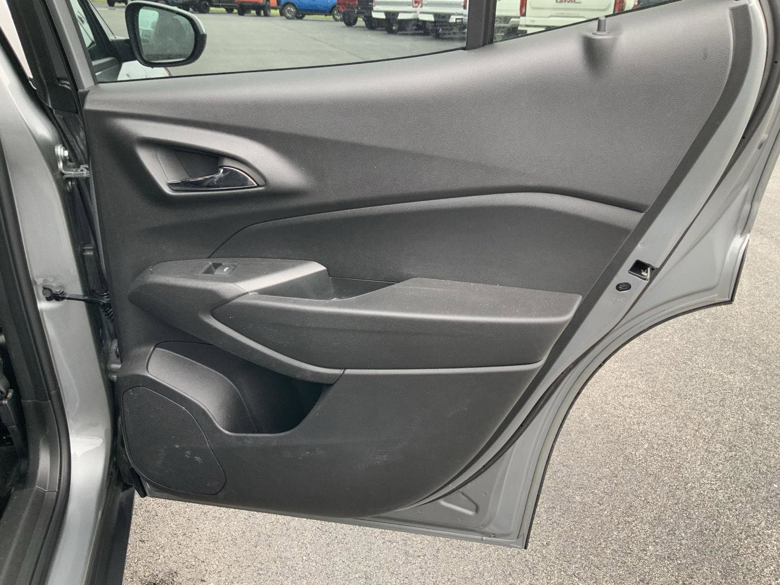 Used 2025 Chevrolet Trax LT w/ LT Convenience Package FWD image 49