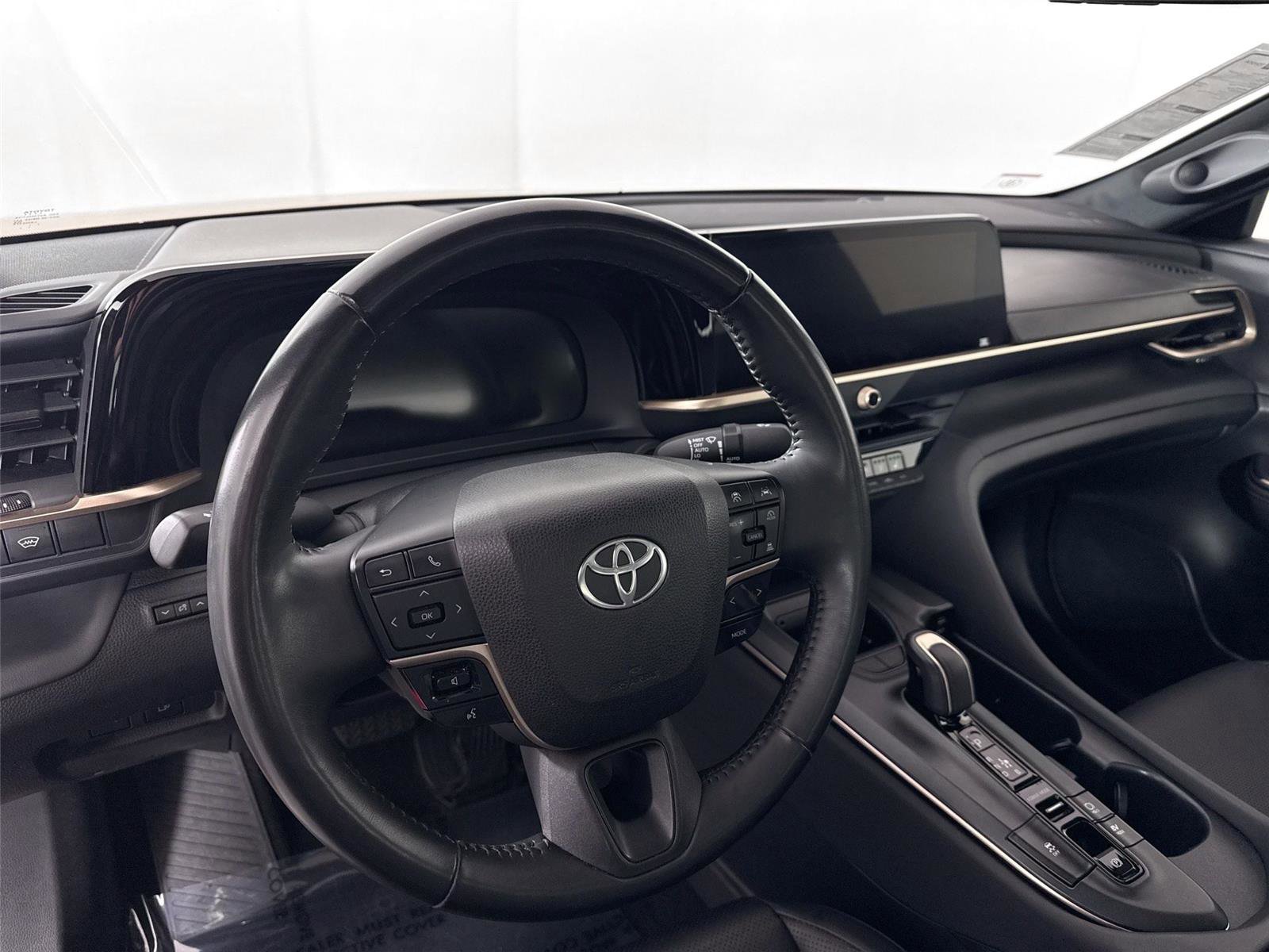 Certified 2023 Toyota Crown Limited image 4