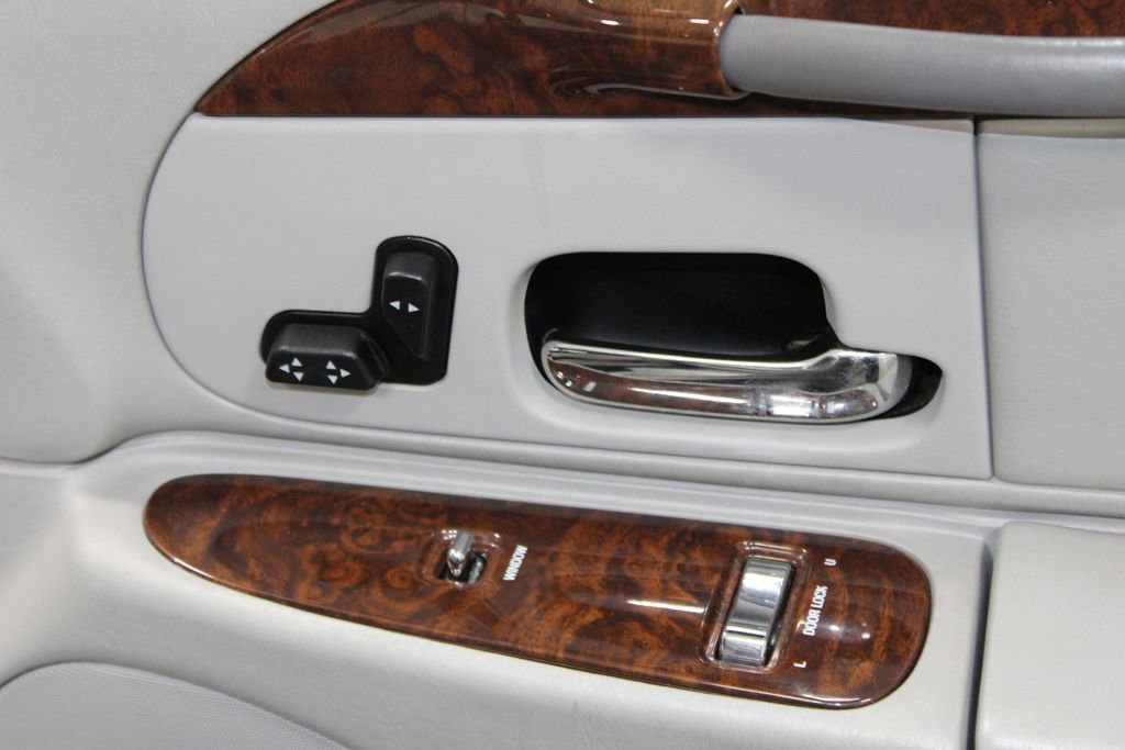 Used 2002 Lincoln Town Car Executive image 28