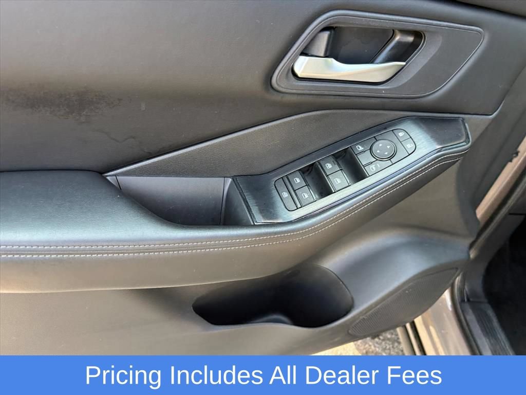 Used 2025 Nissan Rogue SV AWD/4WD image 23