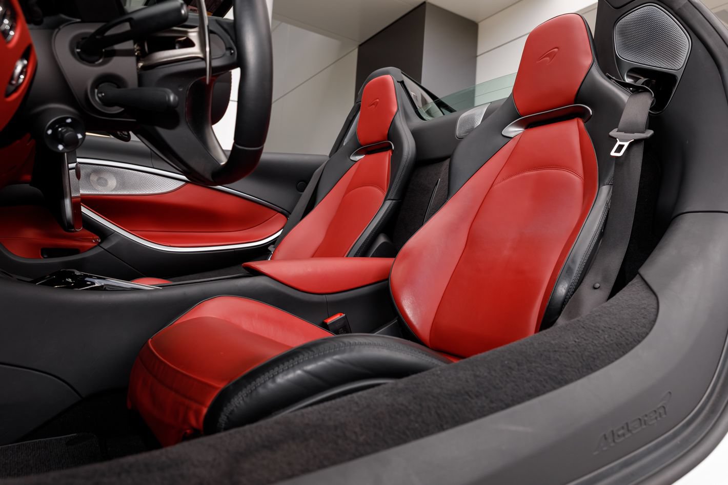 Used 2025 McLaren Artura Spider RWD image 52