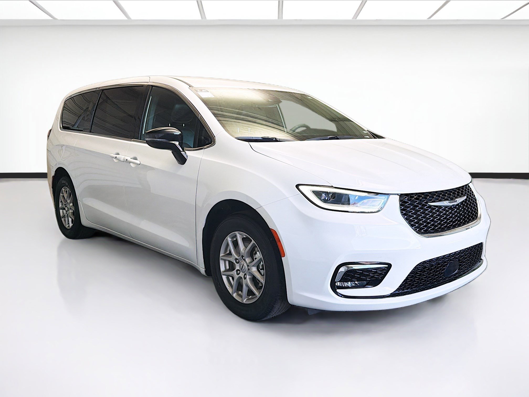 Used 2025 Chrysler Pacifica Select FWD image 3