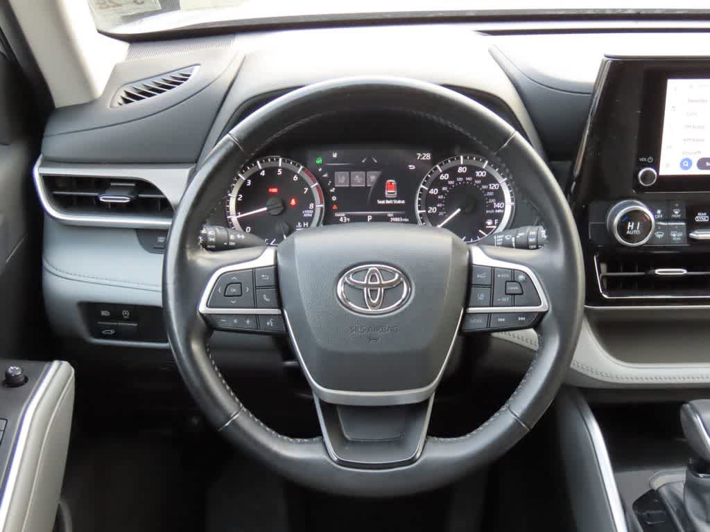 Used 2023 Toyota Highlander LE AWD/4WD image 19