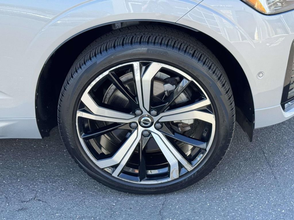 Used 2023 Volvo XC60 B6 Ultimate w/ Protection Package Premier image 7