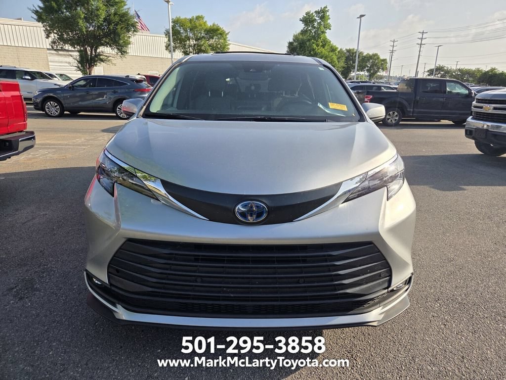 Used 2025 Toyota Sienna XLE FWD image 2