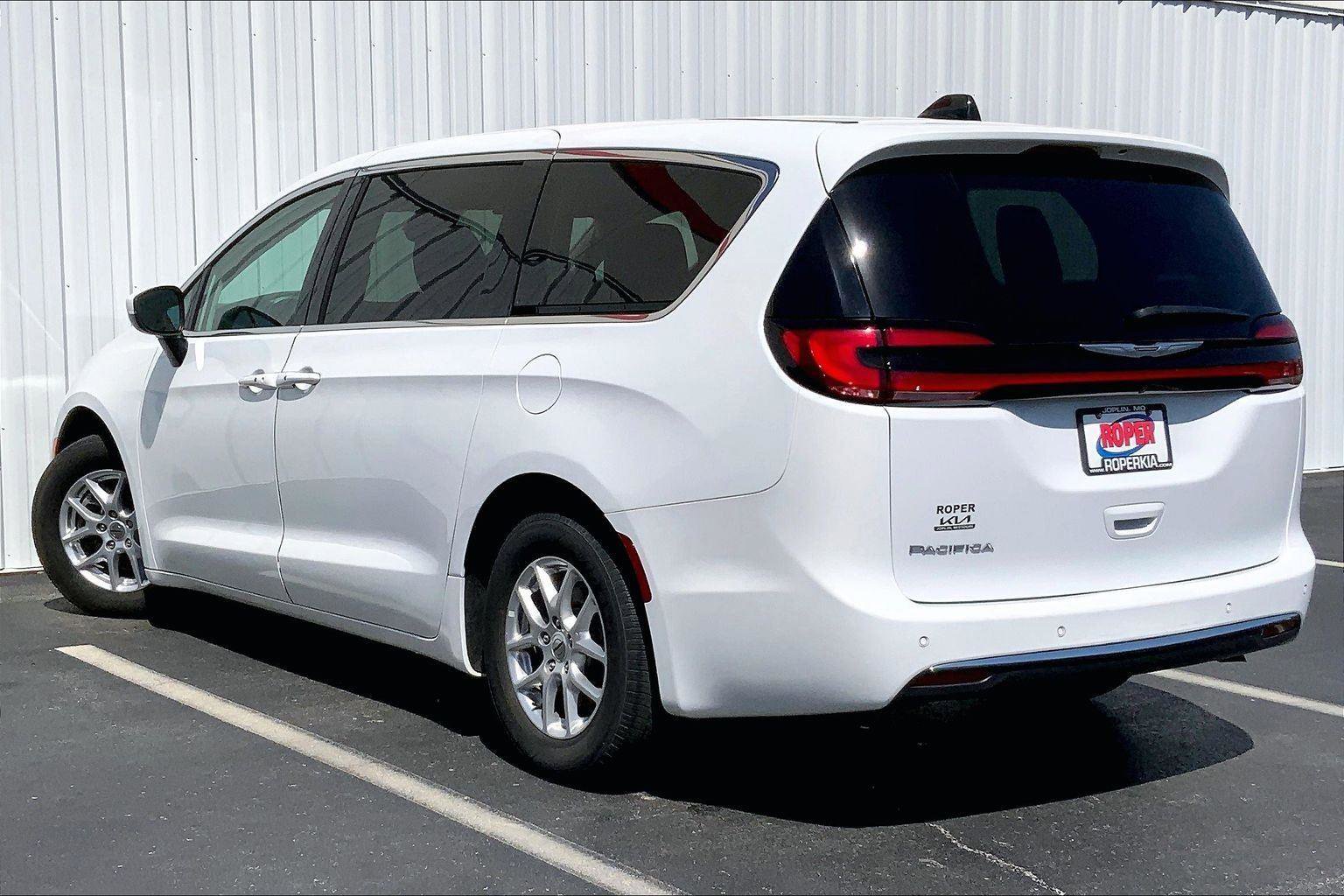 Used 2023 Chrysler Pacifica Touring-L image 10