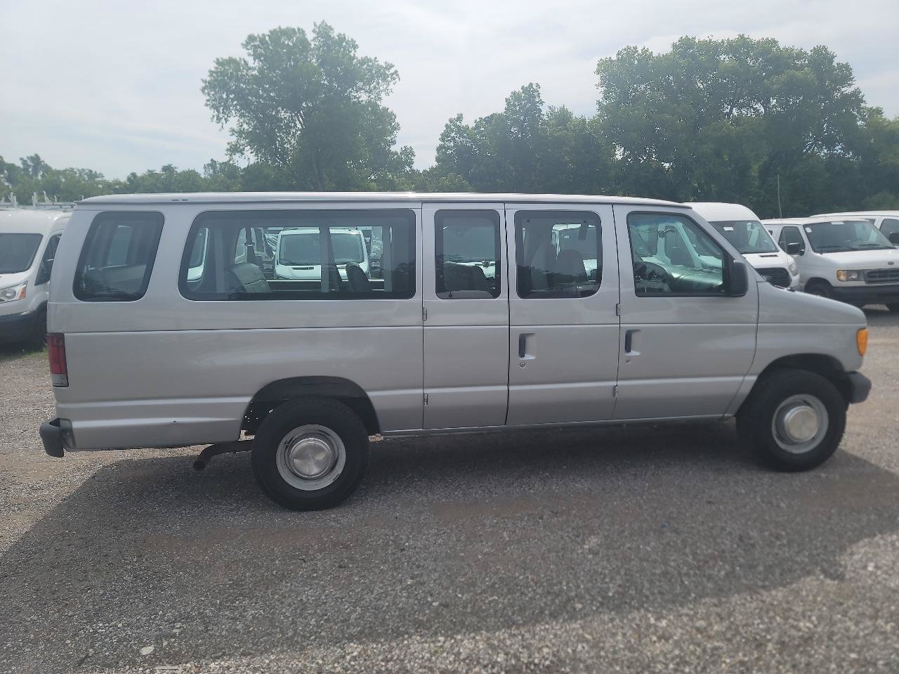 Used 2005 Ford E-350 and Econoline 350 Extended Wagon Super Duty RWD image 4