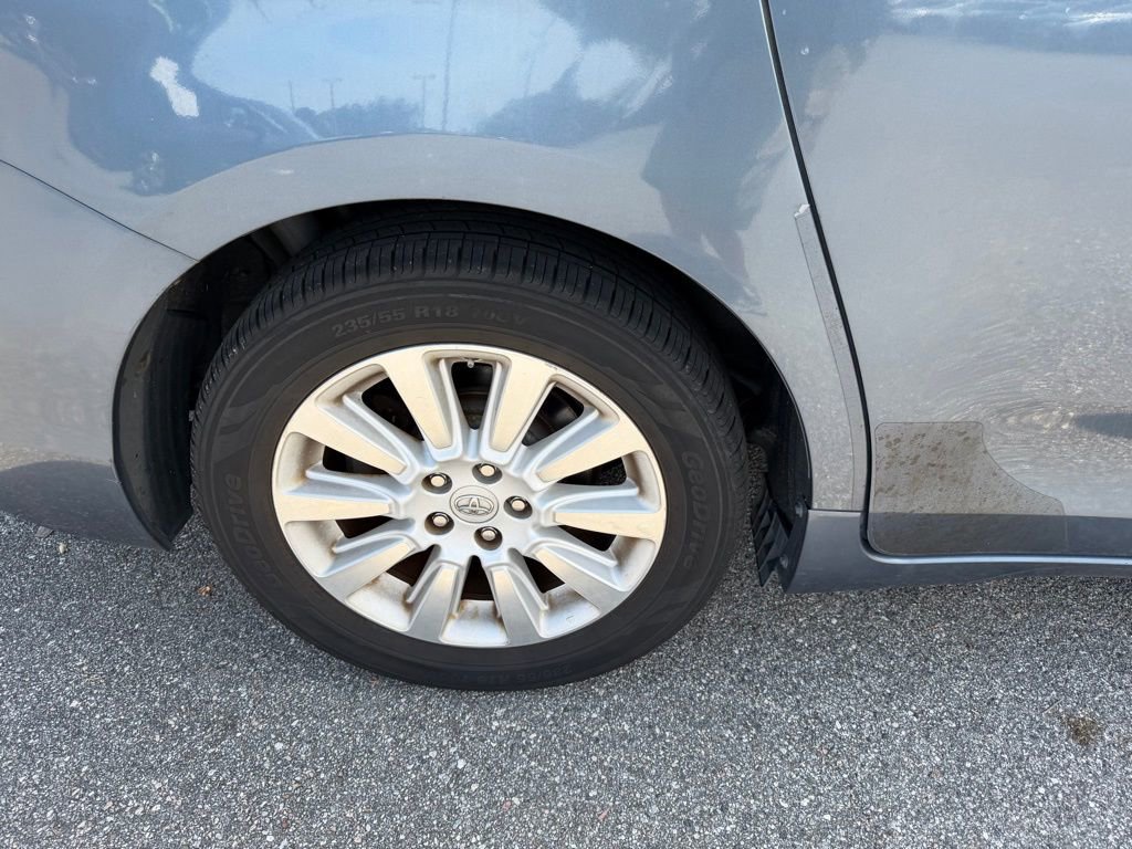 Used 2014 Toyota Sienna Limited w/ Limited Premium Package FWD image 4