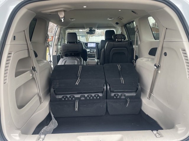 Used 2024 Chrysler Pacifica Touring-L image 19