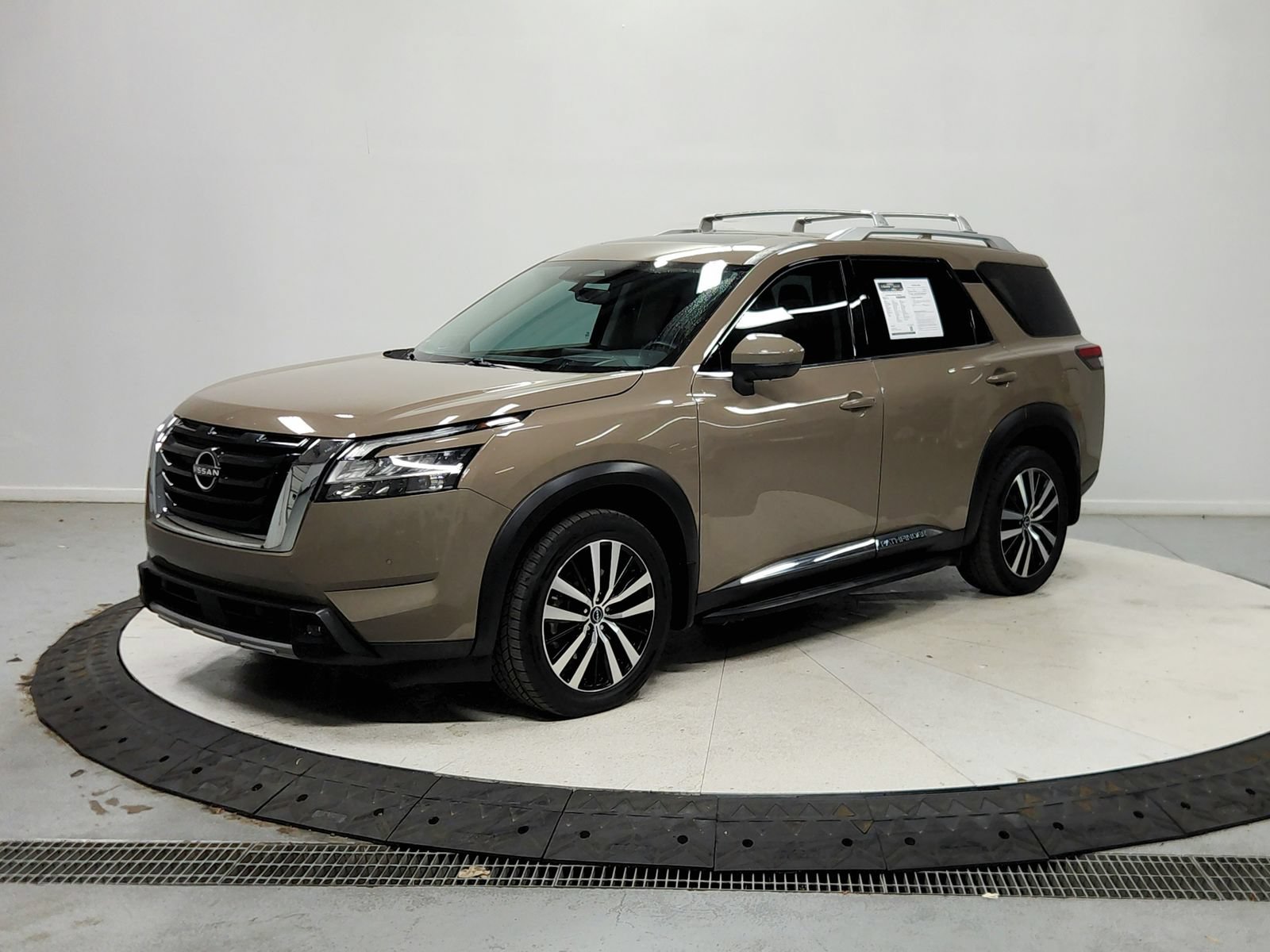 Used 2023 Nissan Pathfinder Platinum w/ Cargo Package AWD/4WD image 4