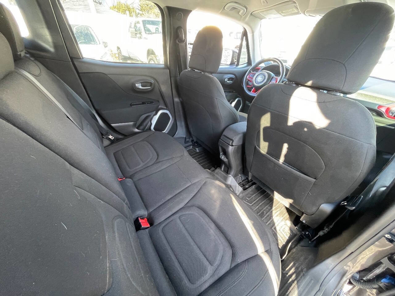 Used 2018 Jeep Renegade Latitude image 28