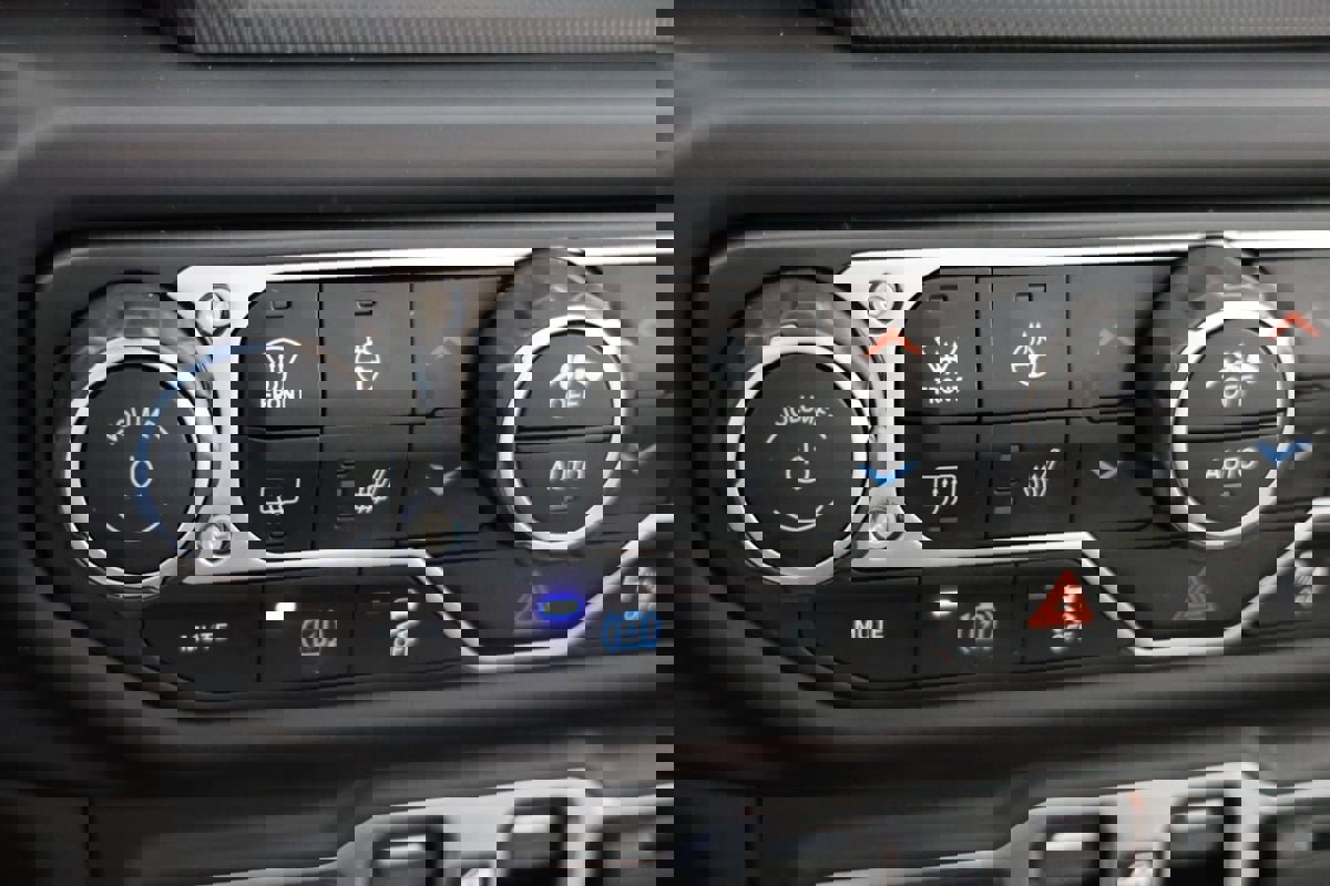 Used 2022 Jeep Wrangler Unlimited Sahara image 29