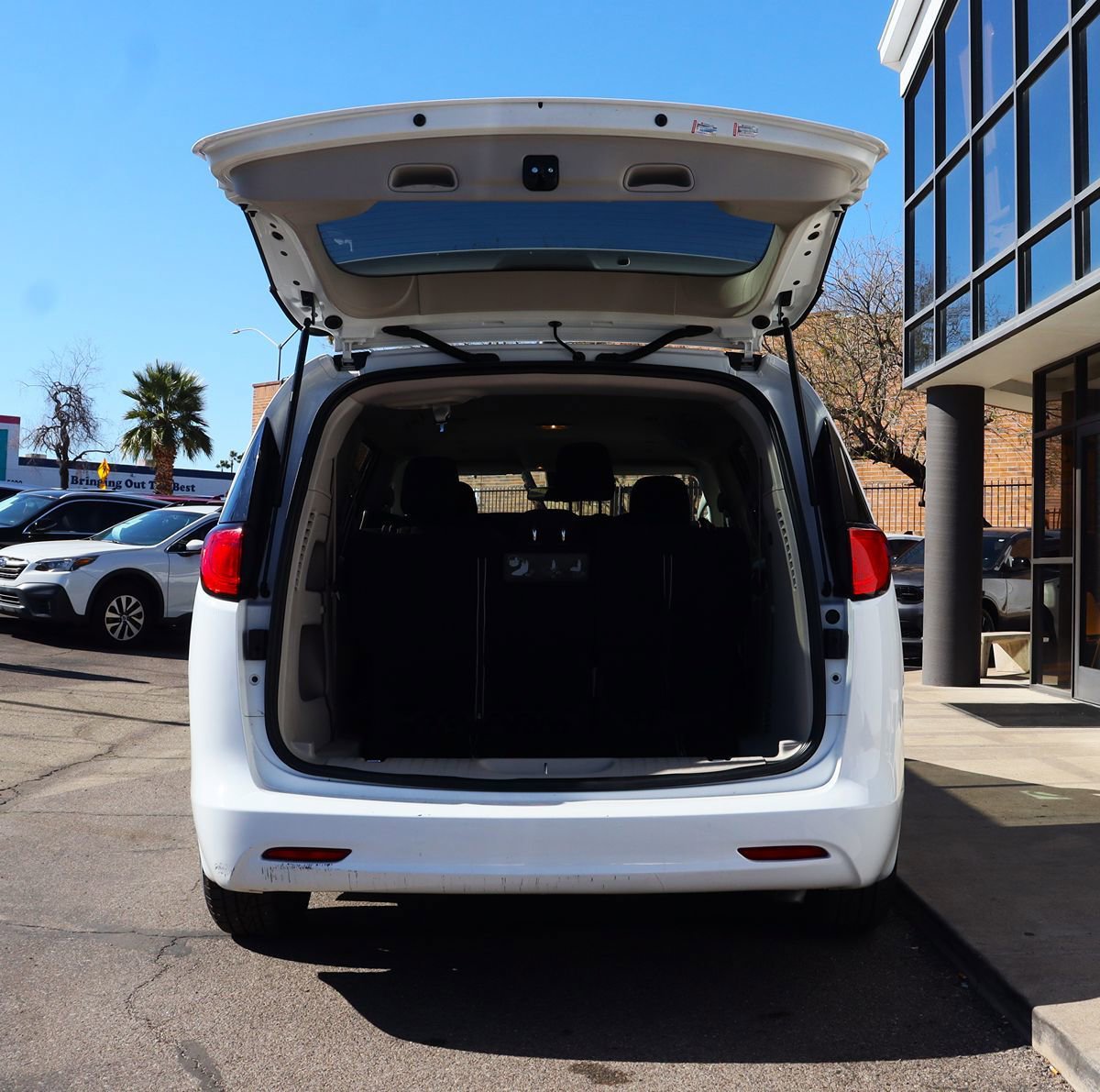 Used 2020 Chrysler Voyager L FWD image 22
