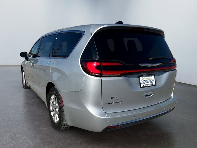 Used 2024 Chrysler Pacifica Touring-L image 3