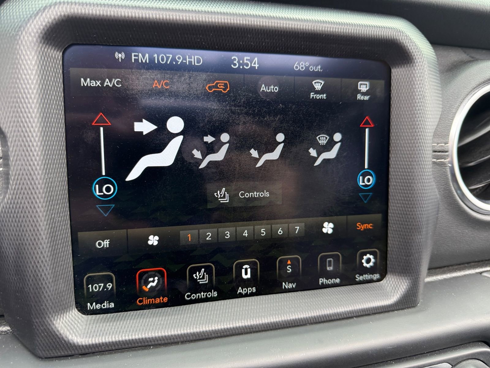 Used 2020 Jeep Wrangler Unlimited Sahara w/ Uconnect 4C Nav & Sound Group AWD/4WD image 18