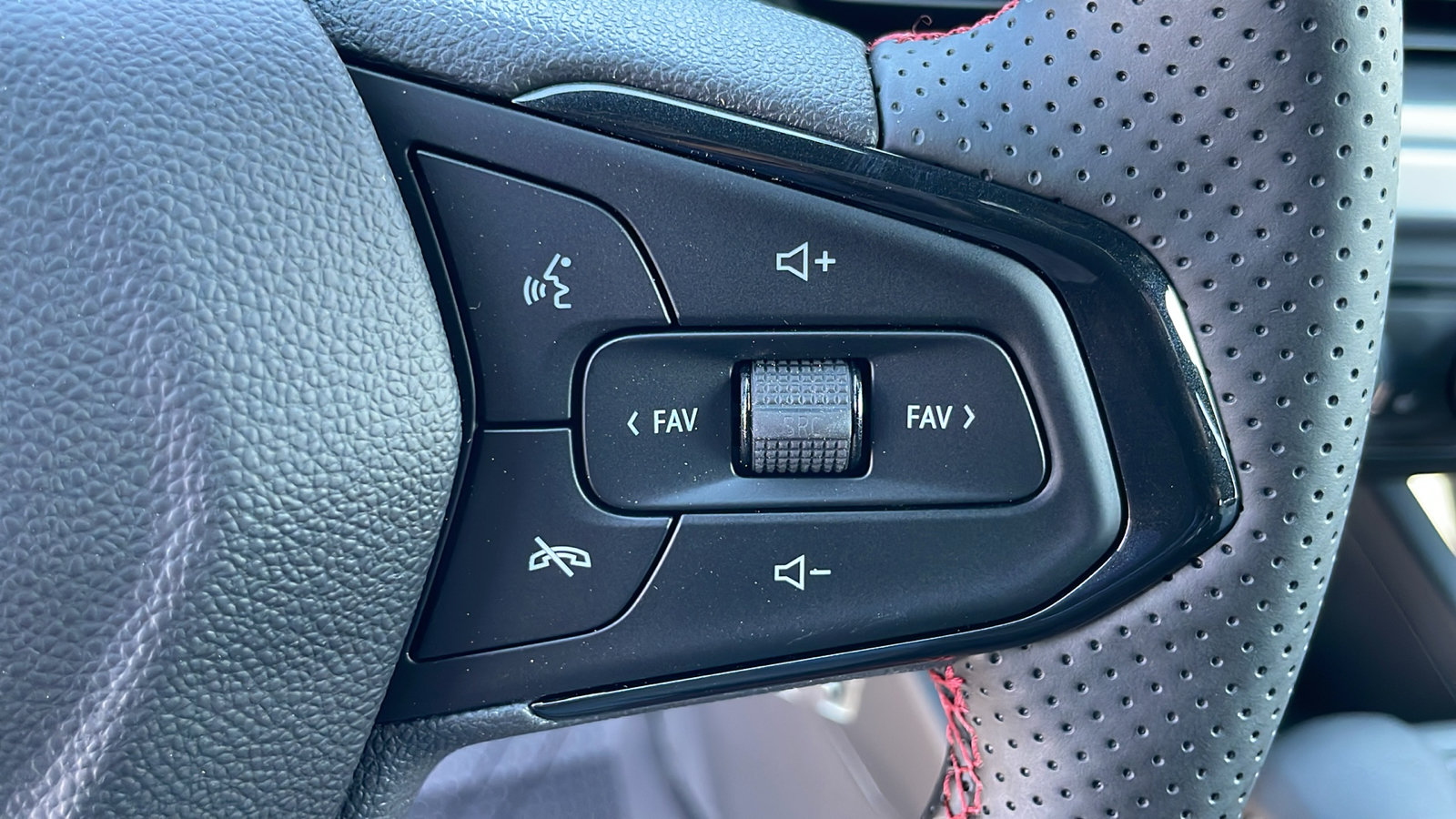 New 2026 Chevrolet Trax RS w/ Sunroof Package FWD image 25