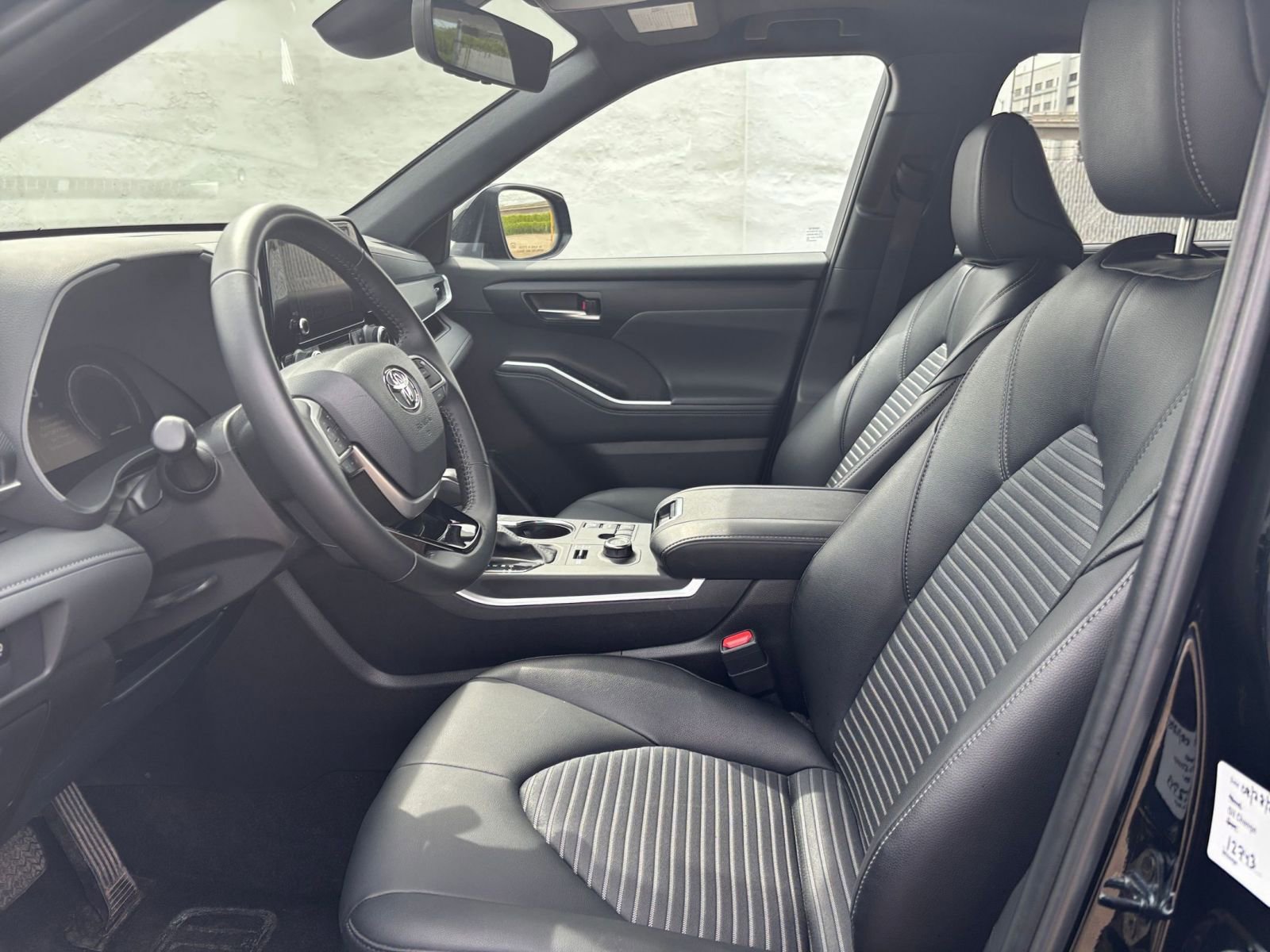 Used 2025 Toyota Highlander XSE image 28