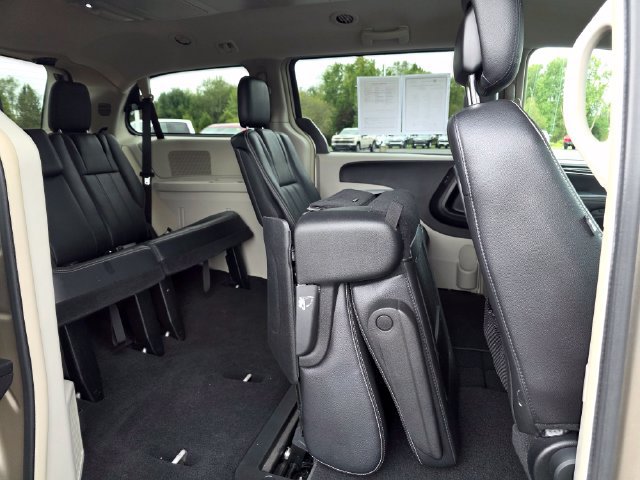 Used 2014 Chrysler Town & Country Touring FWD image 23