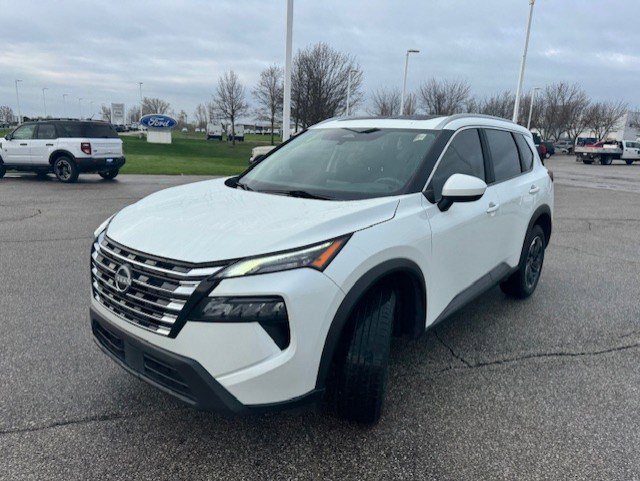 Used 2024 Nissan Rogue SV w/ SV Premium Package image 3