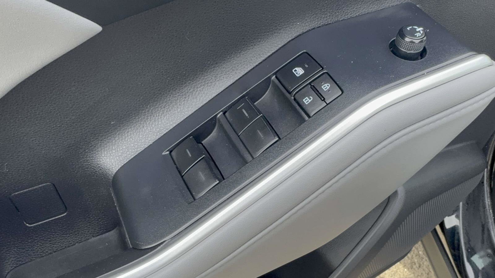 Used 2022 Toyota Highlander XLE AWD/4WD image 20
