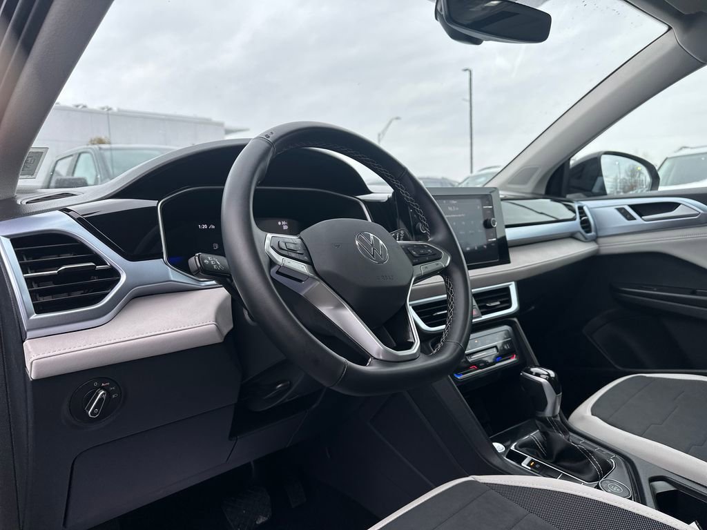 Used 2025 Volkswagen Taos SE w/ Panoramic Sunroof Package image 6