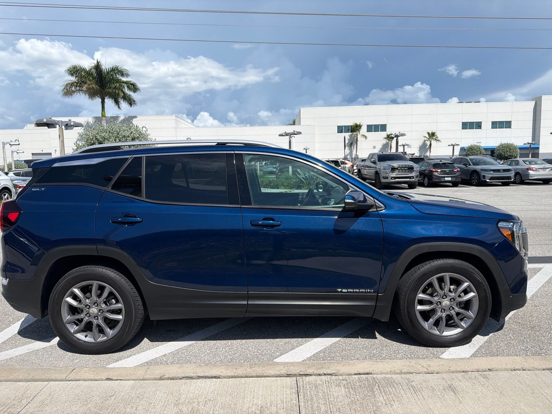 Used 2022 GMC Terrain SLT w/ Tech Package FWD image 6