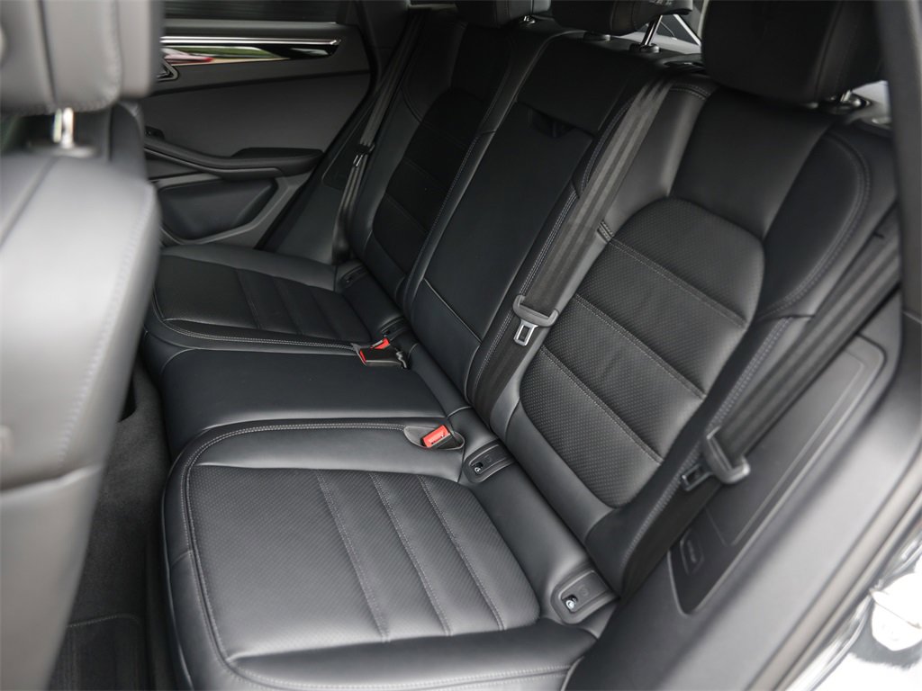 Used 2025 Porsche Macan image 30