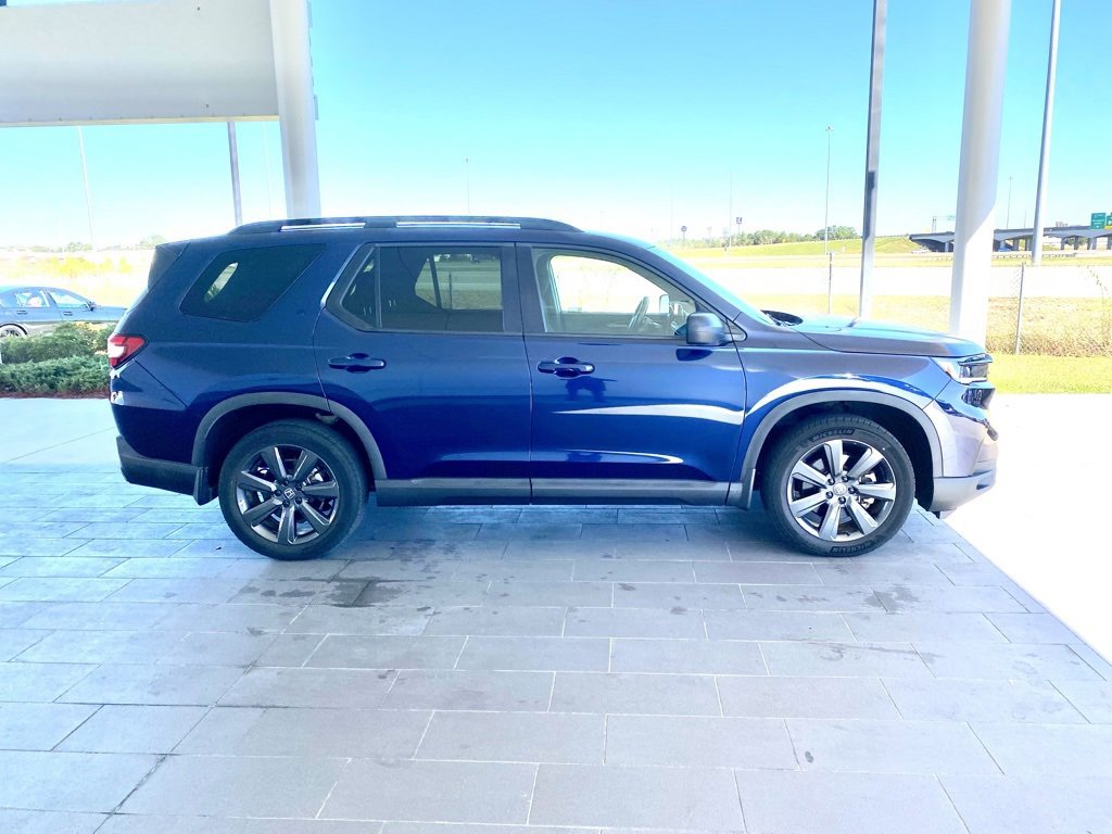 Used 2023 Honda Pilot Sport image 4