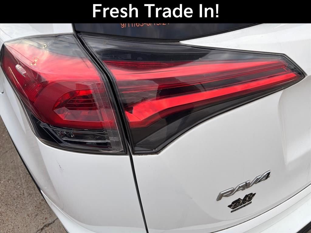 Used 2018 Toyota RAV4 LE FWD image 11