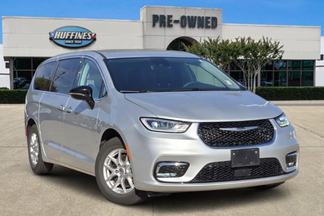 Used 2024 Chrysler Pacifica Touring-L FWD image 1