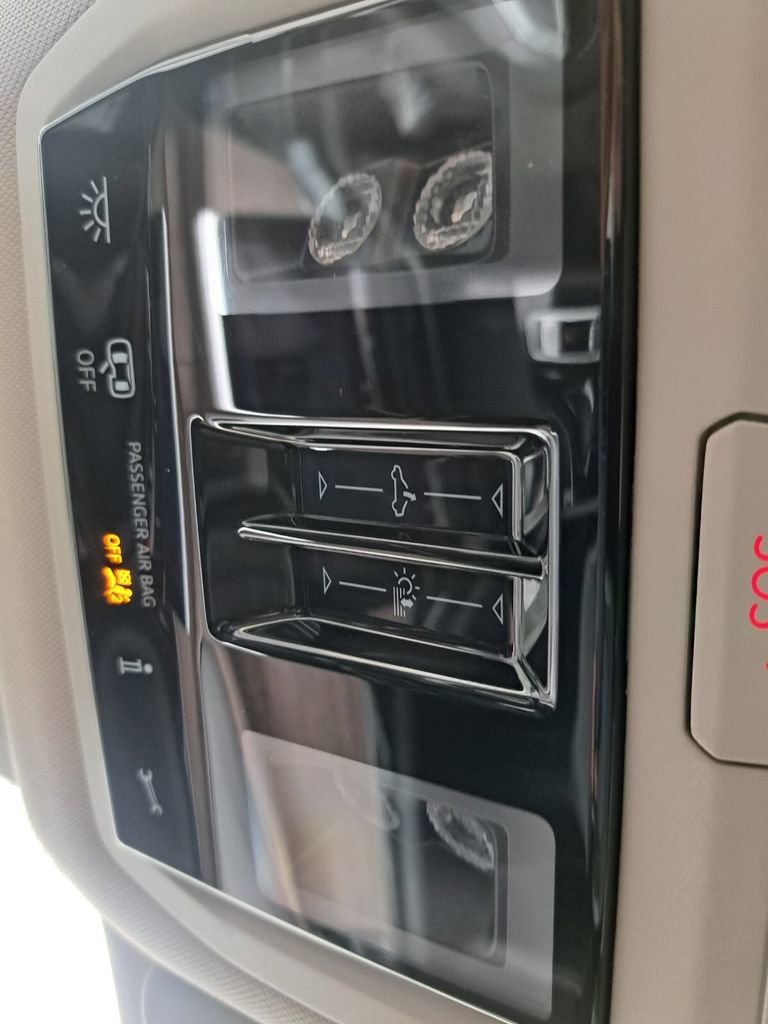 Used 2025 Volkswagen Atlas SEL image 17