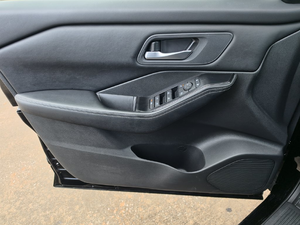 Used 2025 Nissan Rogue SV FWD image 25