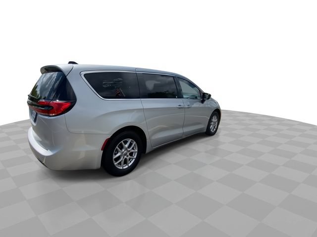 Used 2024 Chrysler Pacifica Touring-L FWD image 2
