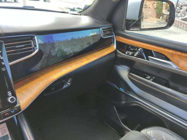 Certified 2022 Jeep Grand Wagoneer Series III w/ HD Trailer Tow Package AWD/4WD image 8
