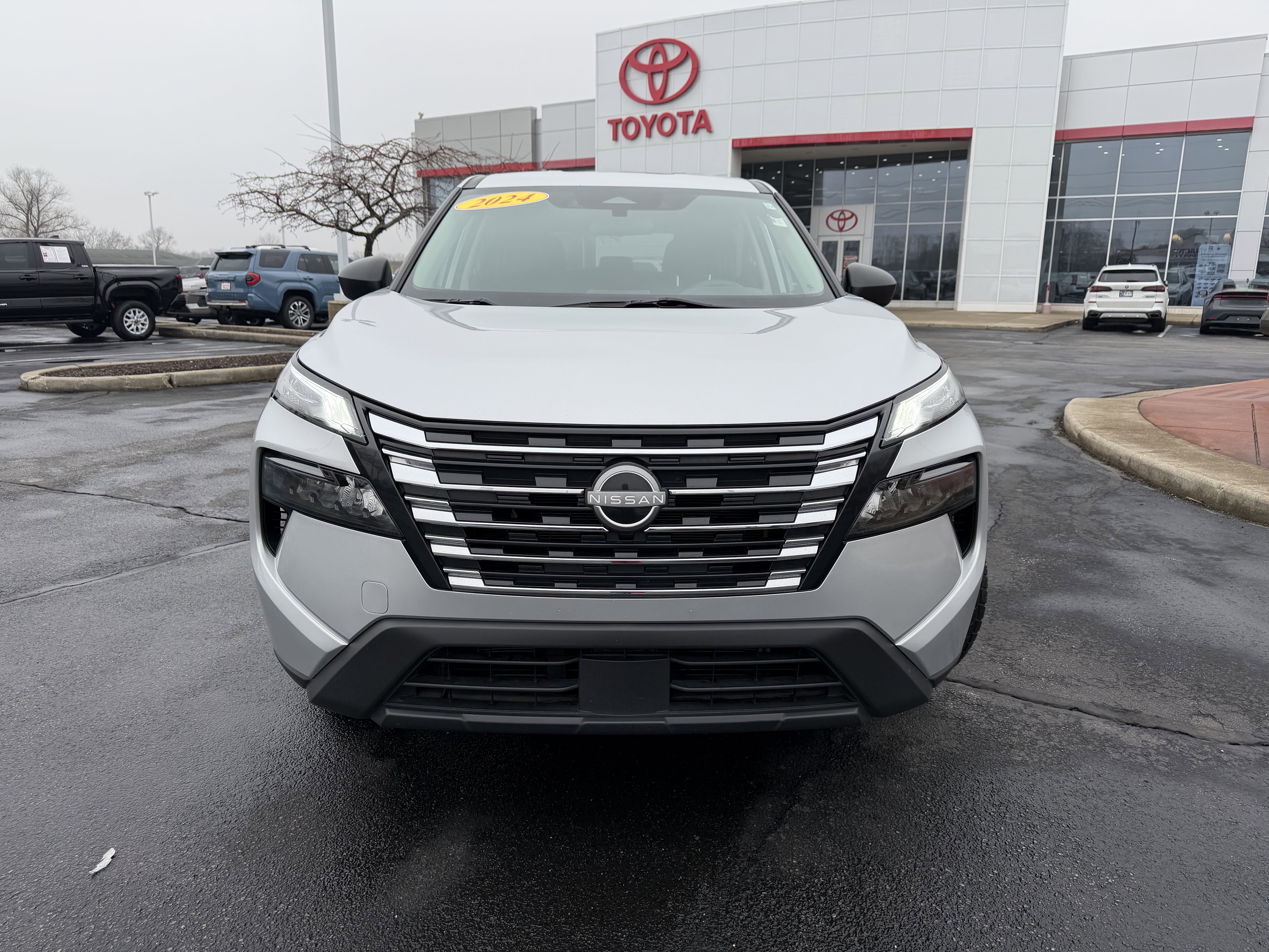 Used 2024 Nissan Rogue S AWD/4WD image 2