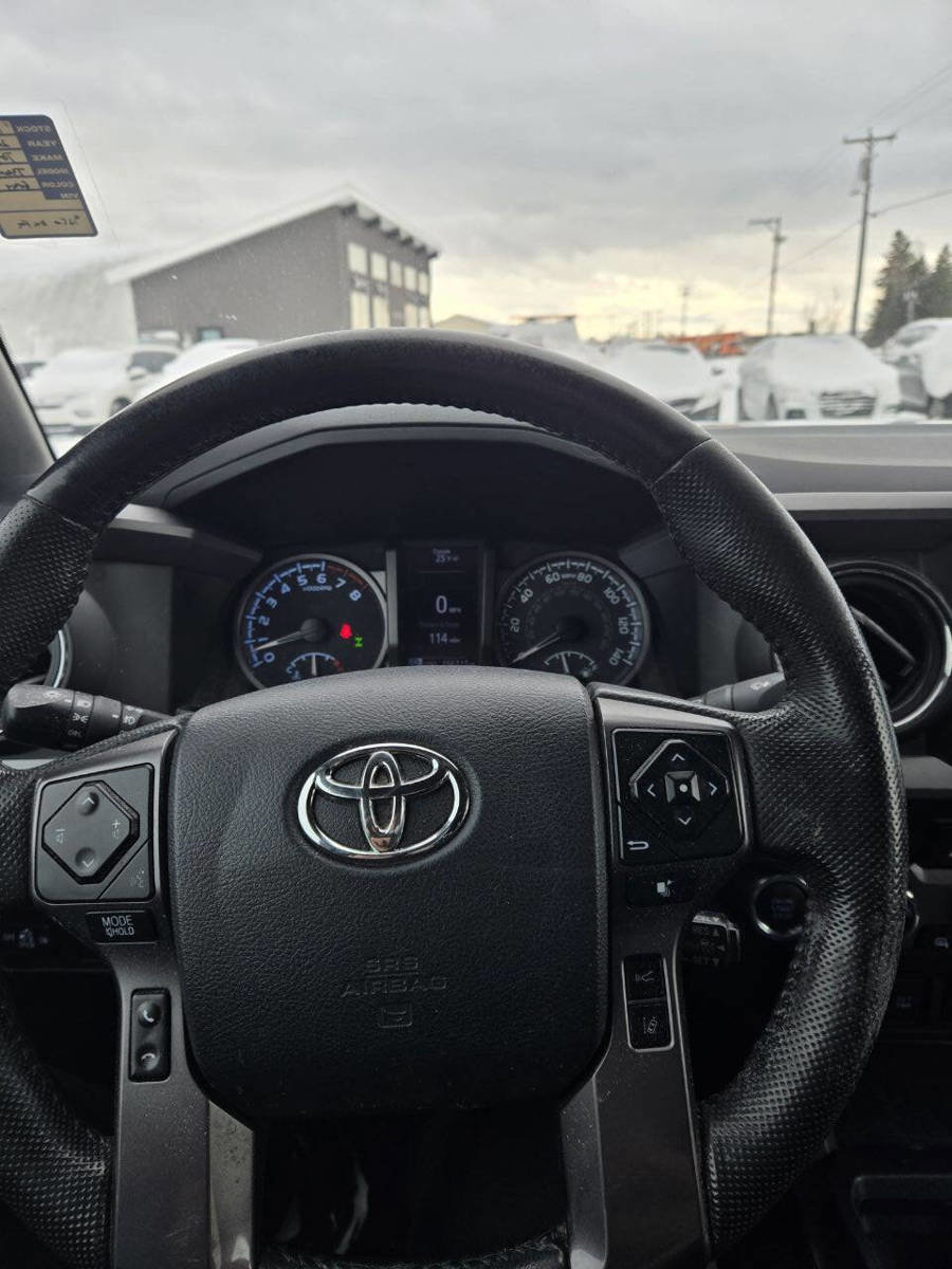 Used 2020 Toyota Tacoma TRD Off-Road w/ Technology Package image 31